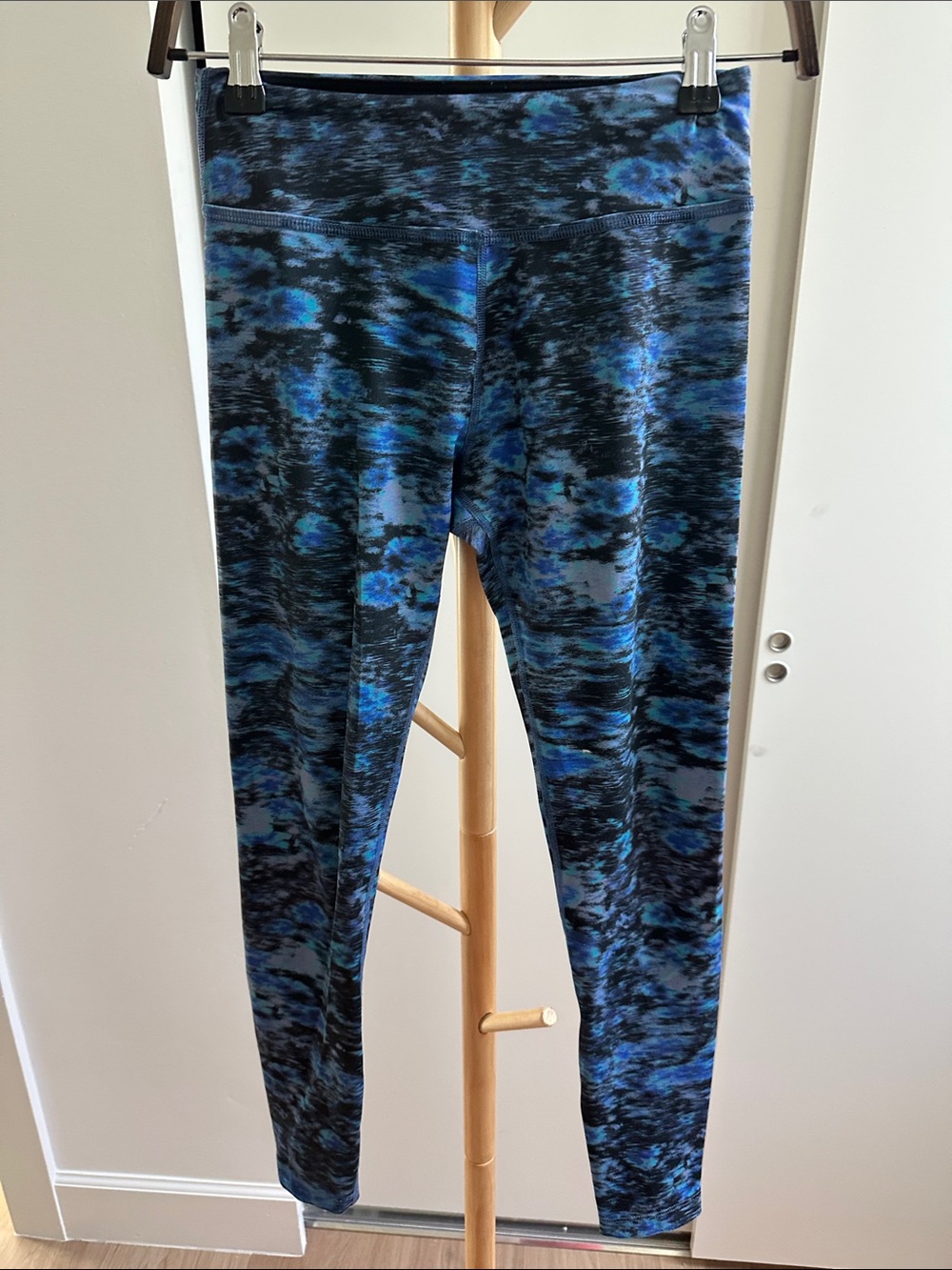 Beyond Yoga Blue & Black Patterned Leggings